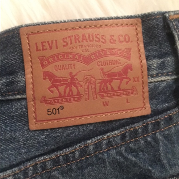 LEVI’S White Oak cut off denim shorts, size 31 - Picture 3 of 4